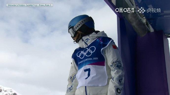 谷爱凌完成1260谷爱凌决赛第一次滑行，完美解锁1260高难动作，腾空舒展、落地