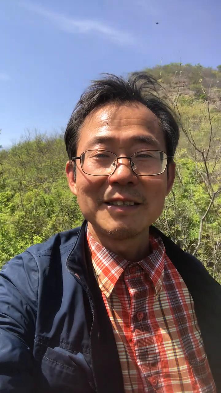 今天爬到了一个很高的山，非常的庆幸能够到达这个山顶子上，背后这就是山的最高峰了，