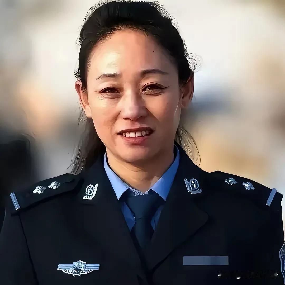 董艳珍真是个传奇人物！1972 年她生于内蒙古农村，爷爷是有名的“足迹神探”，虽