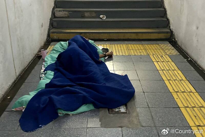 捷克街头实验：发放约10万克朗补助或提供社工支持，一年后多数实现就业并拥有住所海