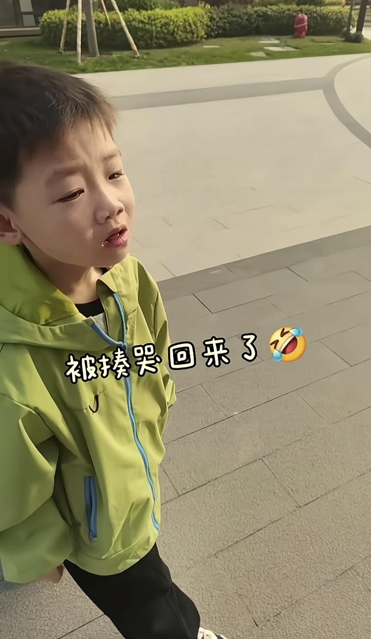 孩子自己一个人下楼去玩，结果被揍了一顿回来。
有些家长发现，孩子在家称王称霸，但