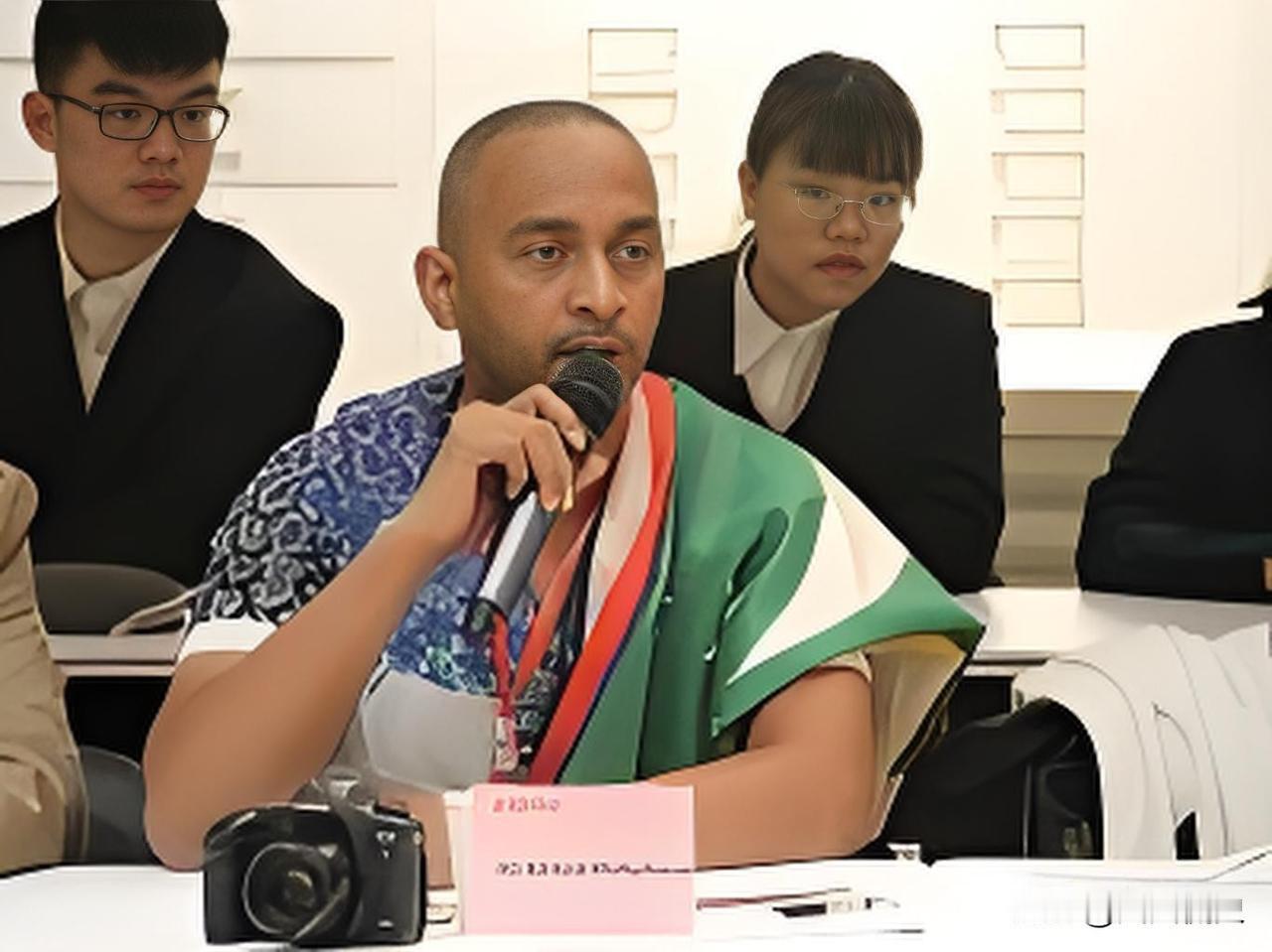 一位中东国际问题专家在电视台访谈中，给出了一段扎心又客观的评价：中国强大让全世界