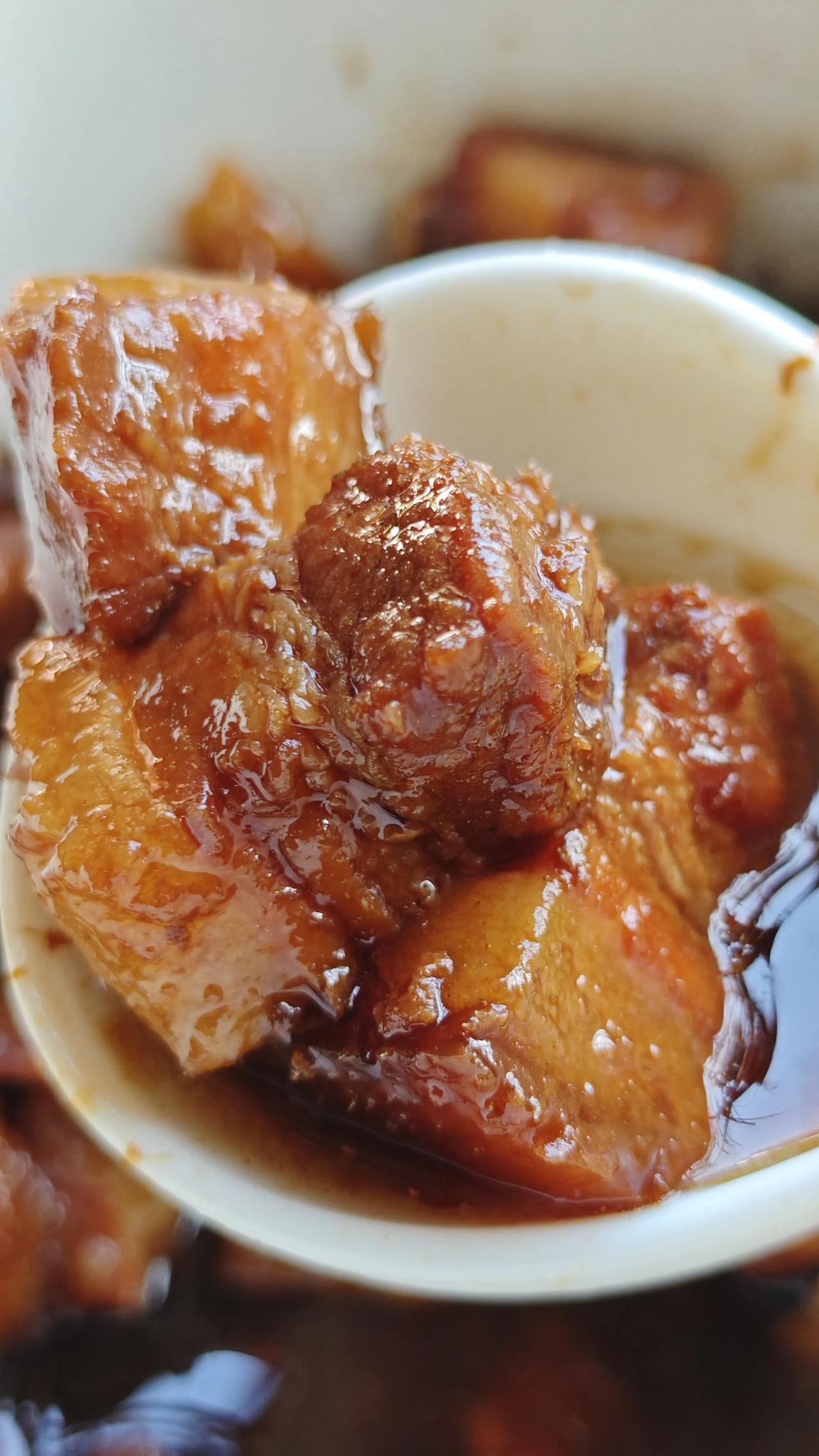 好吃的红烧肉原来这么简单，哈哈哈，昨天做了一大盆，今早就用来搞一碗红烧肉面加荷包