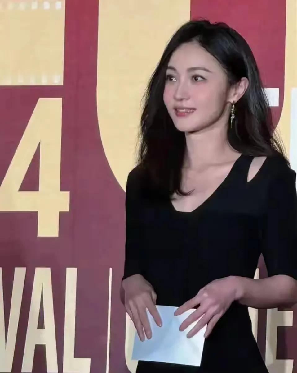 姚笛大家肯定不会陌生，当年卷入文章与马伊琍的婚姻，背上了“小三”的名声。从此事业