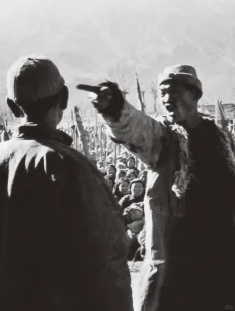 图1图2：1951年，土改运动期间，青海省民和县一位农民在群众大会上控诉地主
图...