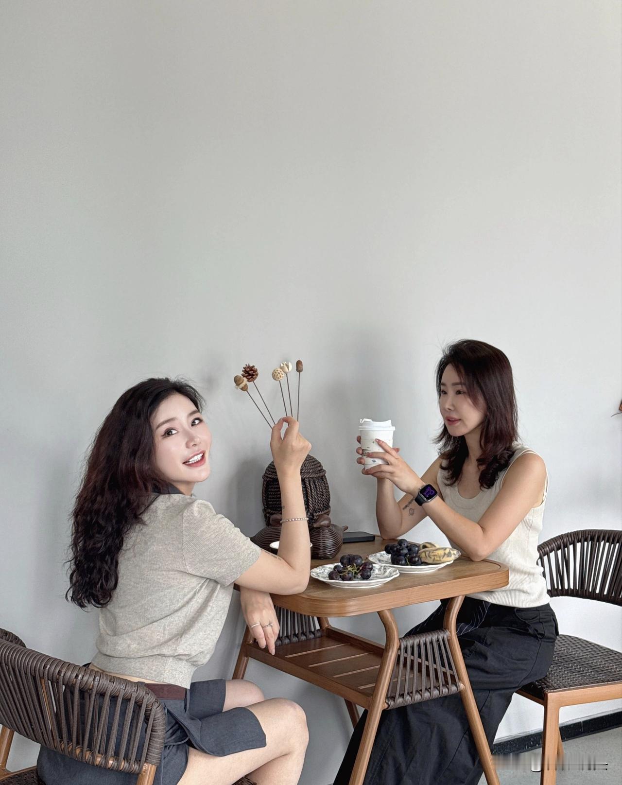 闺蜜下午茶时光，笑语盈盈，咖啡与甜点相伴。