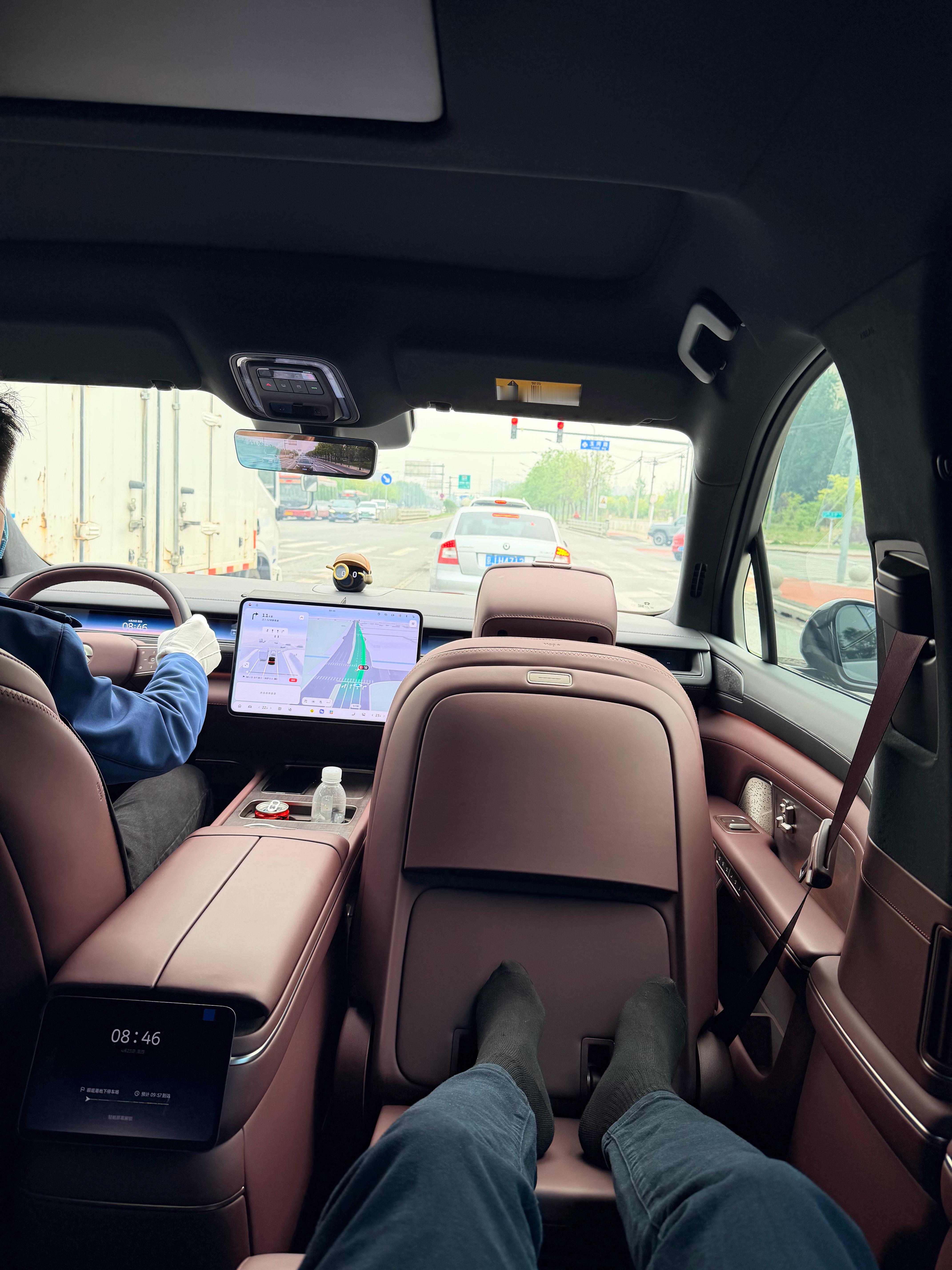 最近连续出差，各地赶场，每天都只能睡3-4个小时，实在吃不消。还好有驾享，我先去