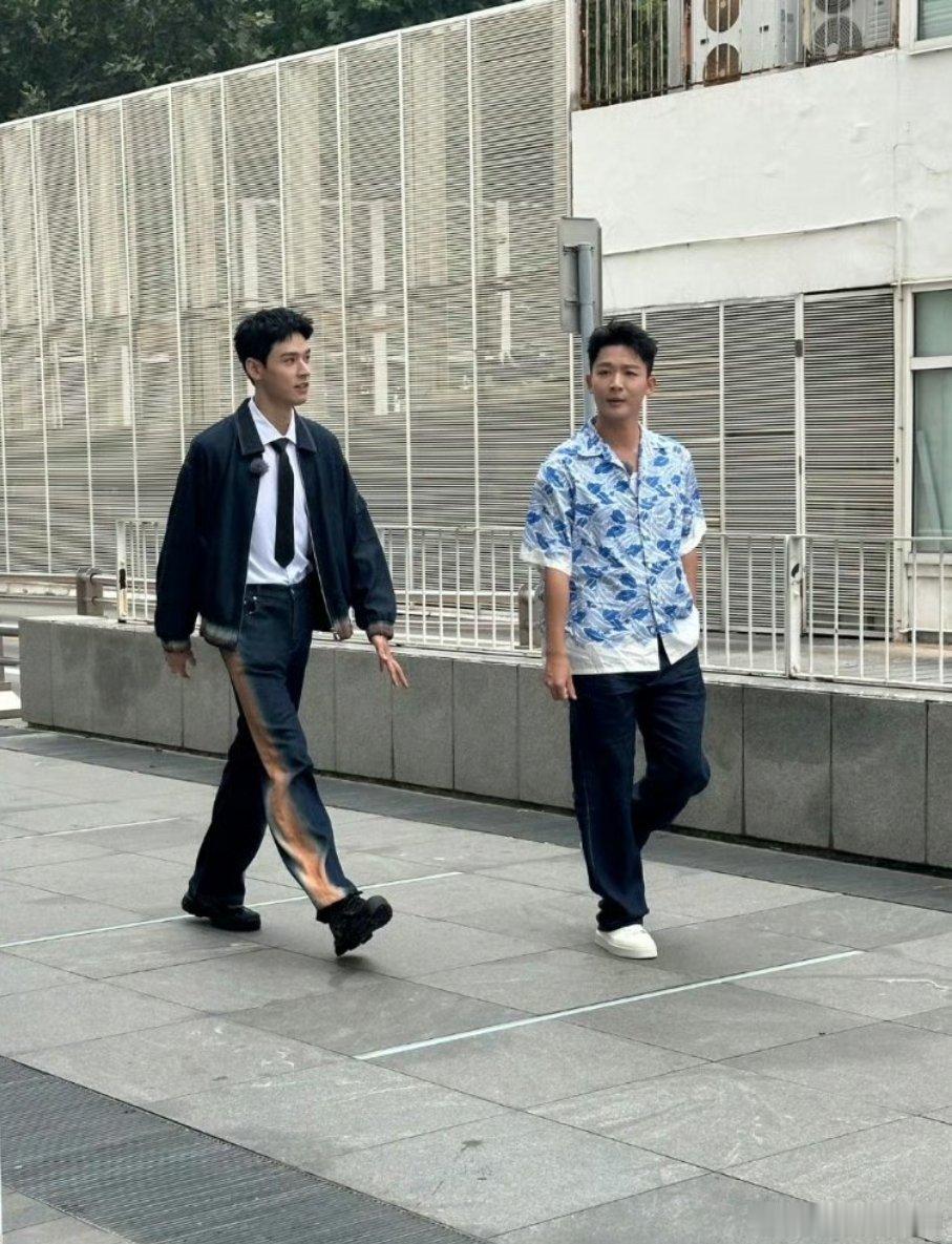张晚意新剧进组和龚俊一起录制花少，张都进组了，俊为什么还不进组？ ​​​