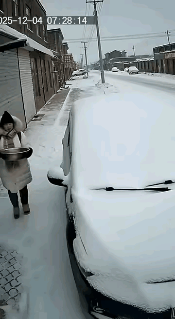 这个操作绝对不可取，遇到前挡有雪的，就用硬质纸板塑料板铲掉，遇到有霜冻的，板子能