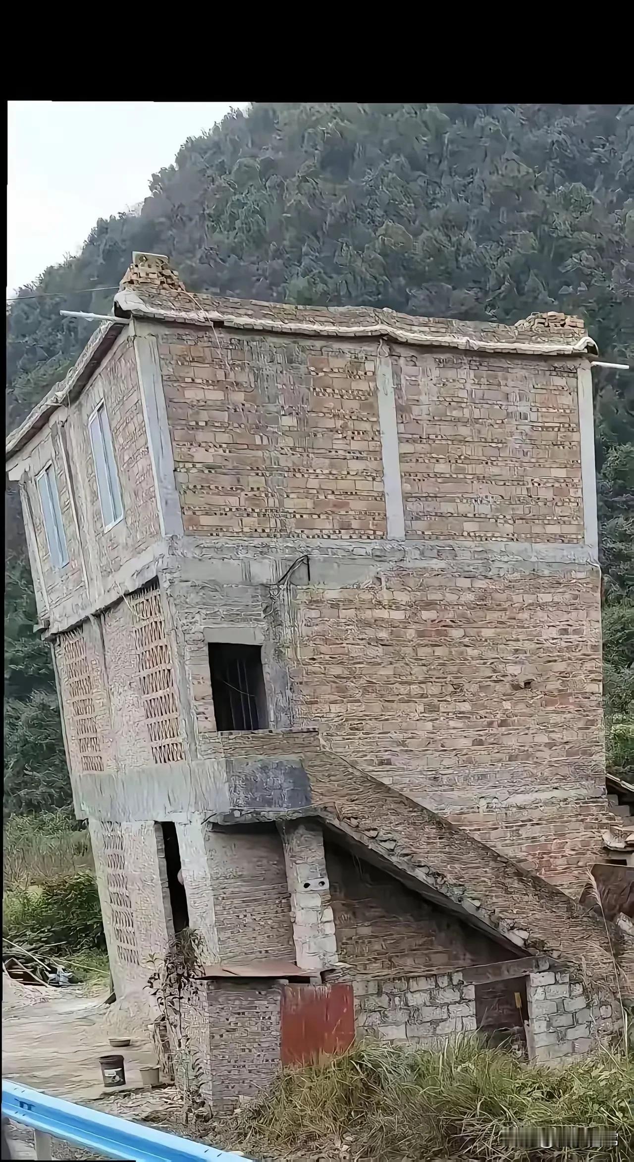 看到这个房子，我都忍不住笑了起来！大家看一下，这个房子的房形怎么样？这房子像个啥