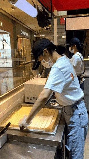 刷到个视频，看得我直乐呵。
那个小姐姐把帽子一摘，老板眼珠子都快瞪出来了，那一脸