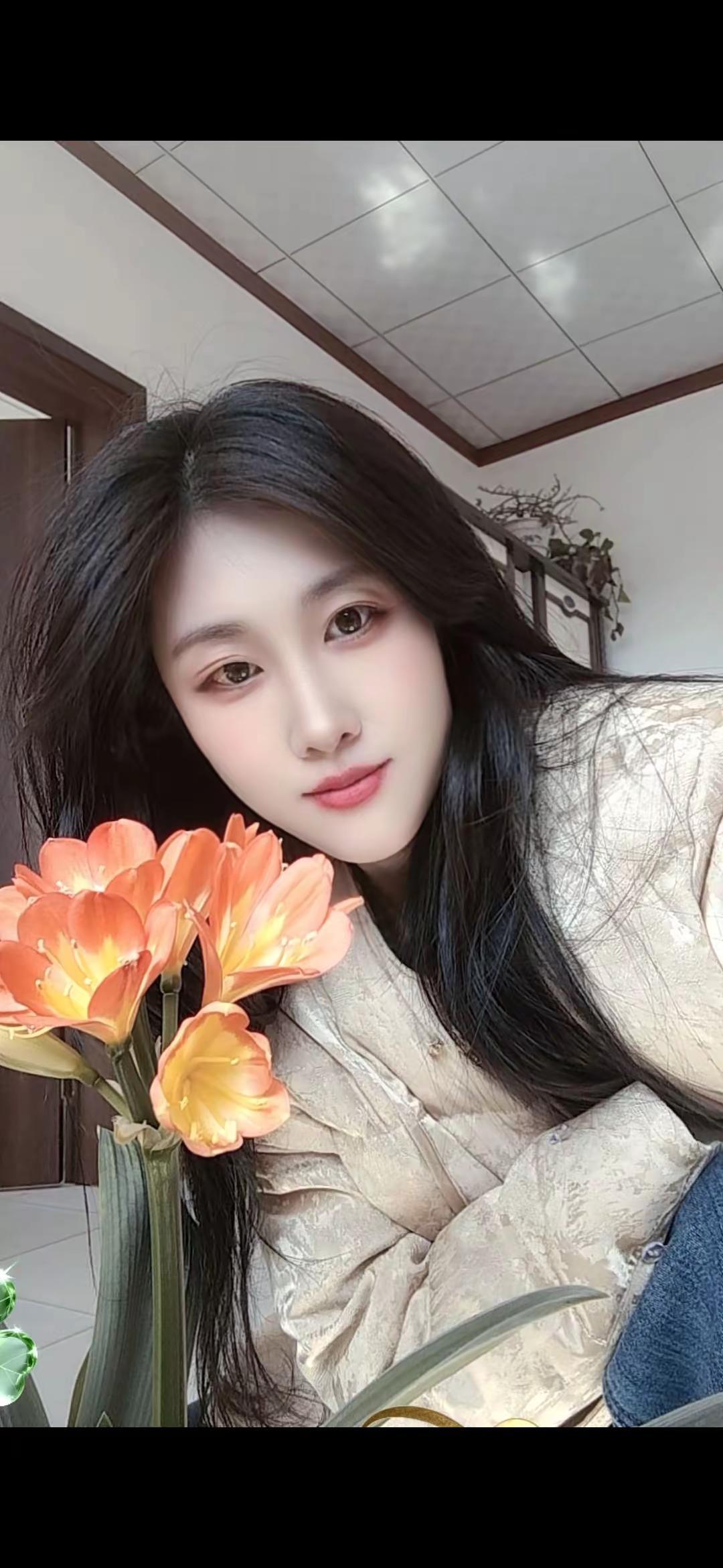 女神节，愿你优雅成自然，不刻意，自成长。愿你回看半生，仍带纯真。