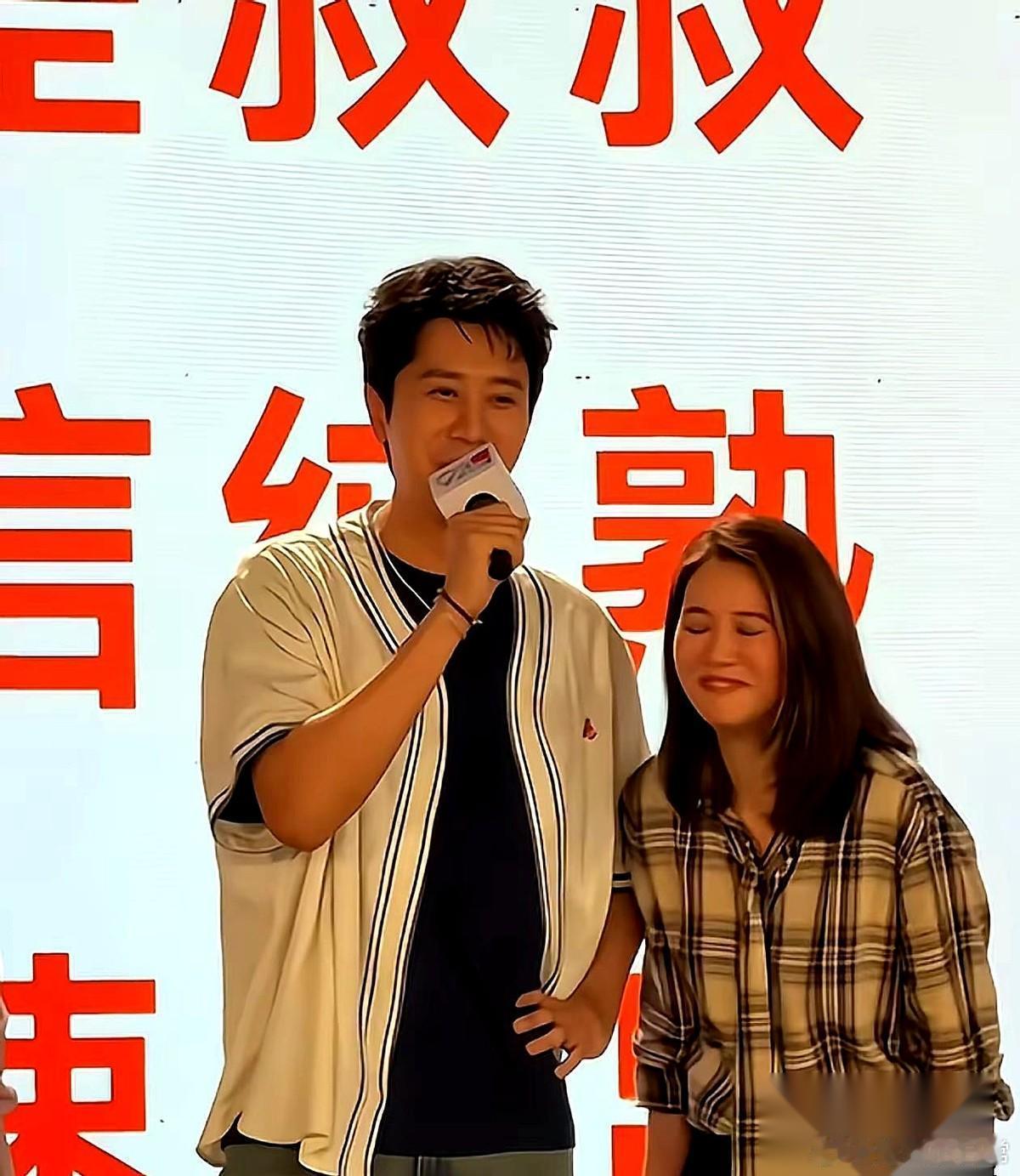 靓靓又“犯花痴”了？这次连旁边的萧敬腾都顾不上，眼睛全程没离开过彭冠英。 活动现