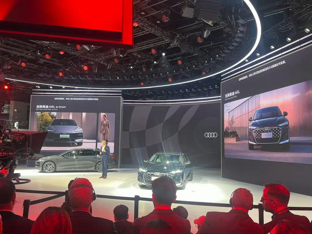 2026北京车展 在今年3月份全球发布的全新奥迪A6L也在展台亮相了，奥迪SQ8