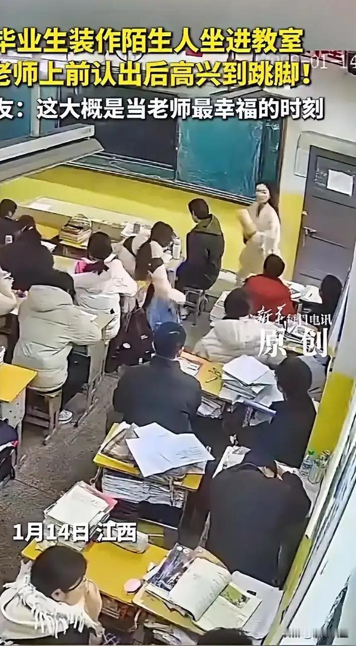 破防了！江西一教室，方老师正准备开始讲课，谁知，竟看到教室内一名陌生人趴在那里睡