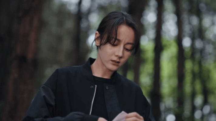 邓妍探案自带跟踪系统 迪丽热巴演的邓妍探案绝了！鸭蛋皮里抓线索，边吃边锁定套牌车