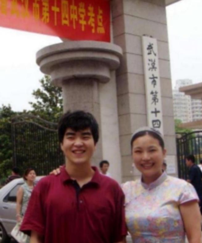 武汉一女教师在医院生下一个小男孩。谁料，丈夫凑到她耳边说：“老婆，拔掉氧气管吧，