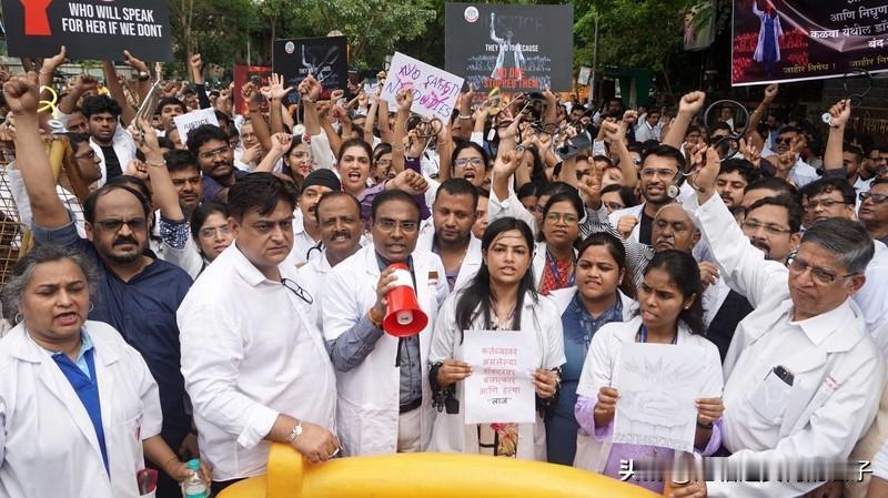 印度医生当众痛殴呼吸困难的病患 印度这事儿真的太离谱！近日，印度一名医生当众痛殴