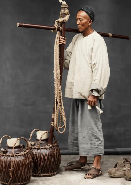 清末，镜头前的这位清末男子，是千万街头卖油翁中的一个缩影。没有固定的铺面，一根磨