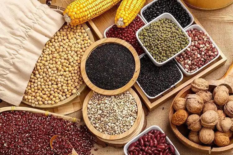 中国为什么要大量进口大豆、油菜籽、玉米、小麦等农产品？
 
因为不进口不行，不进