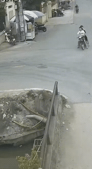 再也瞒不住了，修炼了多年的真功夫终于有了用武之地……
只见三个小伙子共骑一辆小毛