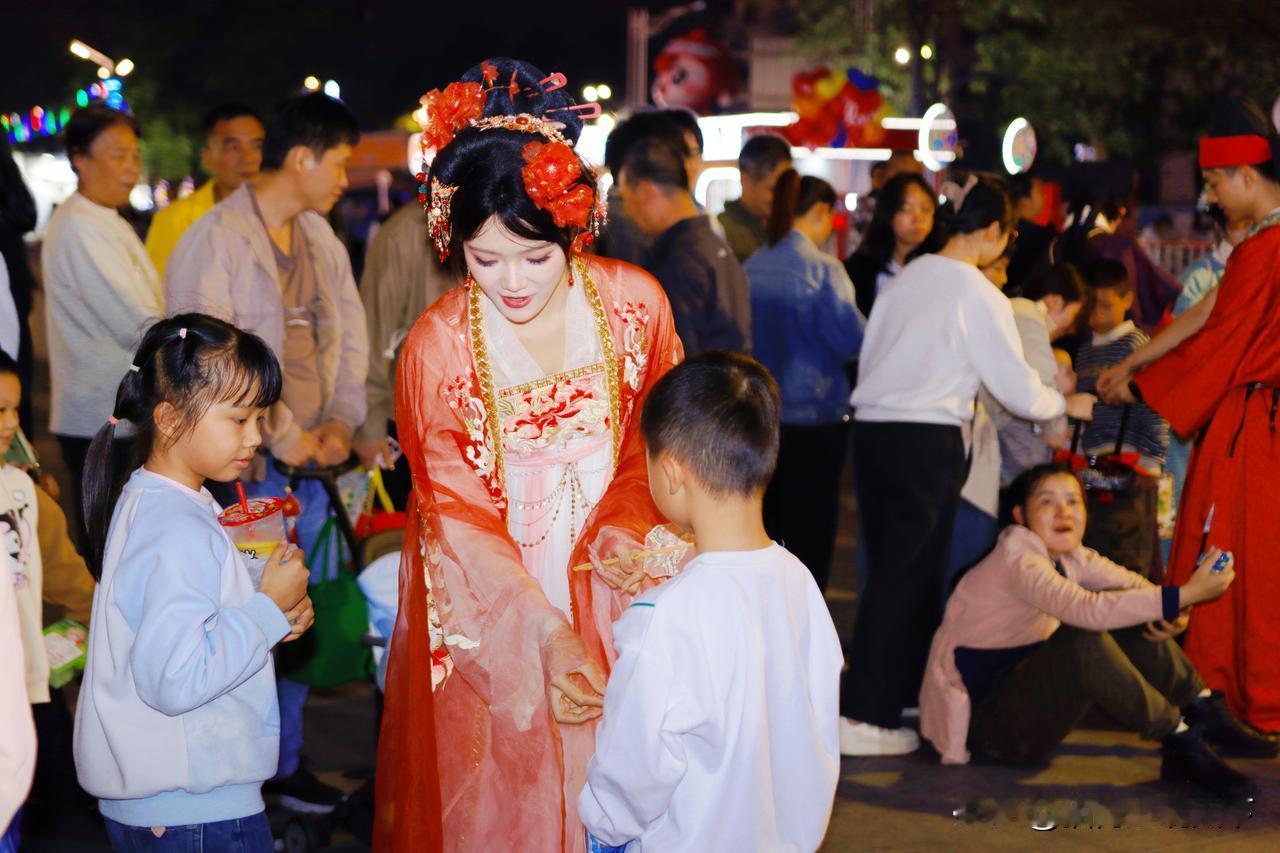 发糖果咯，超甜的咧