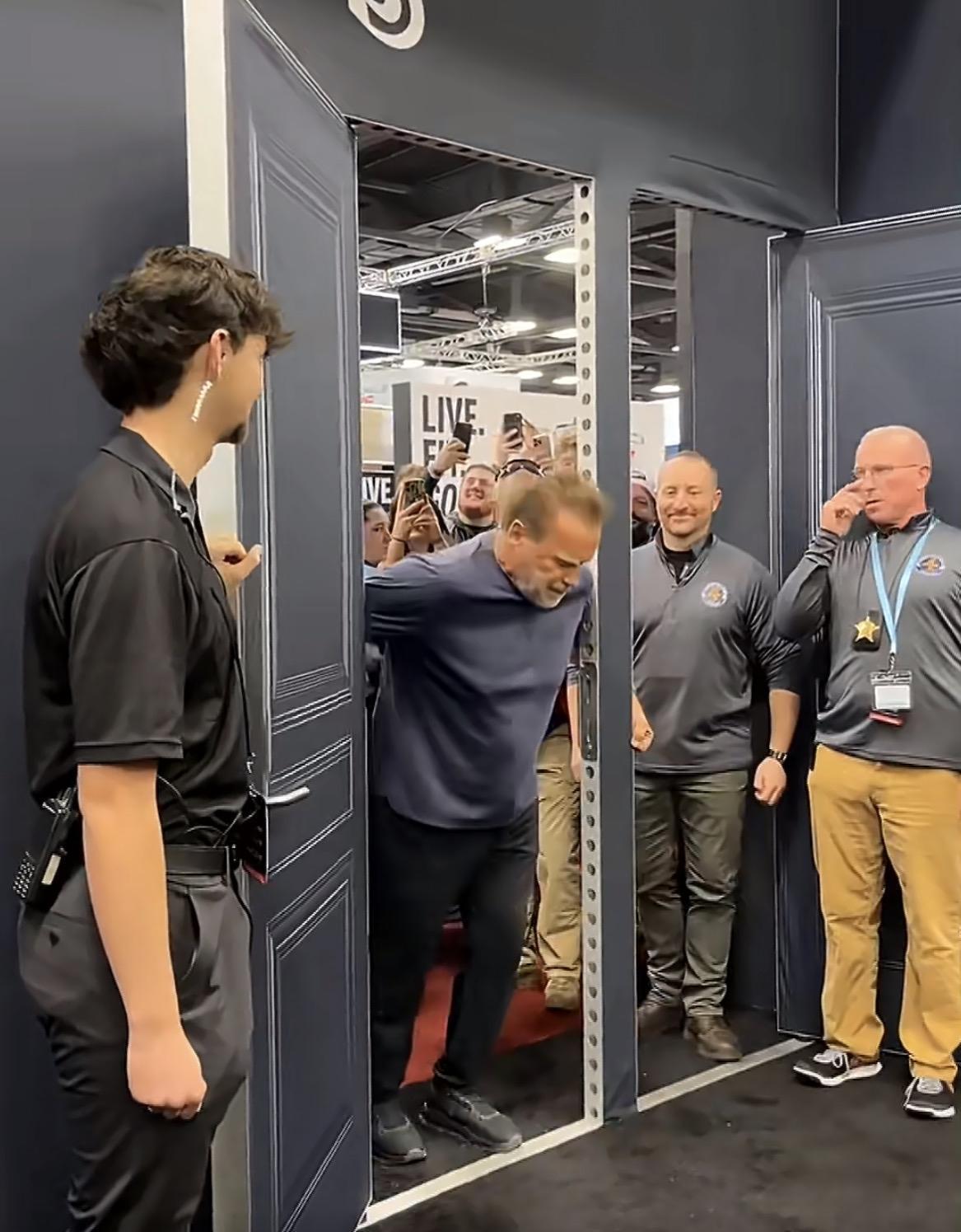 哈哈哈哈，80岁的施瓦辛格在活动上被一扇“窄门”给卡住了！这位昔日的“终结者”试