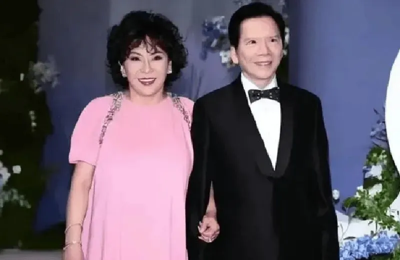 最近娱乐圈最大的好消息就是37岁的萧敬和51岁的林有慧盛大婚礼！ 萧敬...