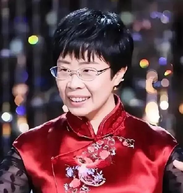 你敢信吗？前阵子还在《中国诗词大会》上温温柔柔讲唐诗宋词的蒙曼，就因为聊了几句清