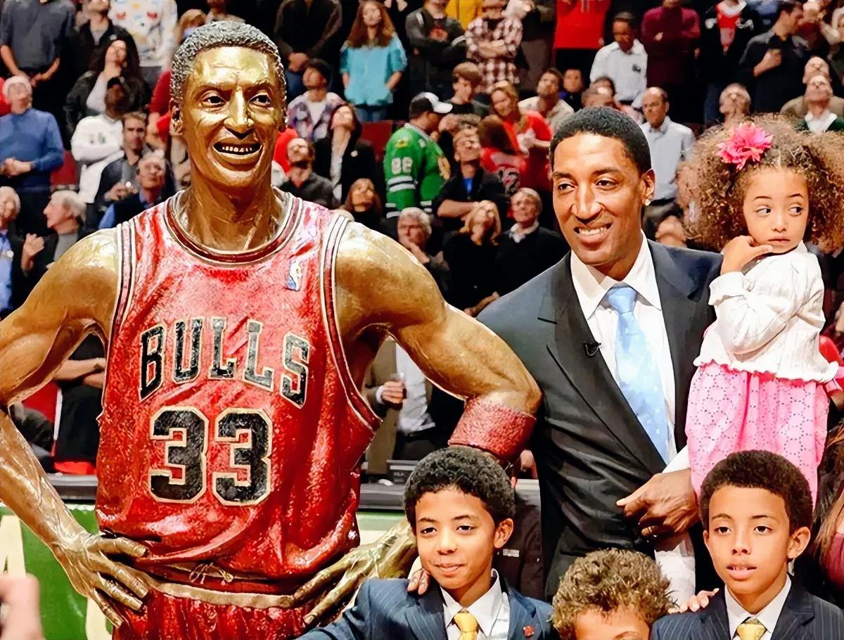 斯科蒂-皮蓬：NBA现役球员中，仅有以下五位球员有资格筑立铜像！

1、勒布朗-