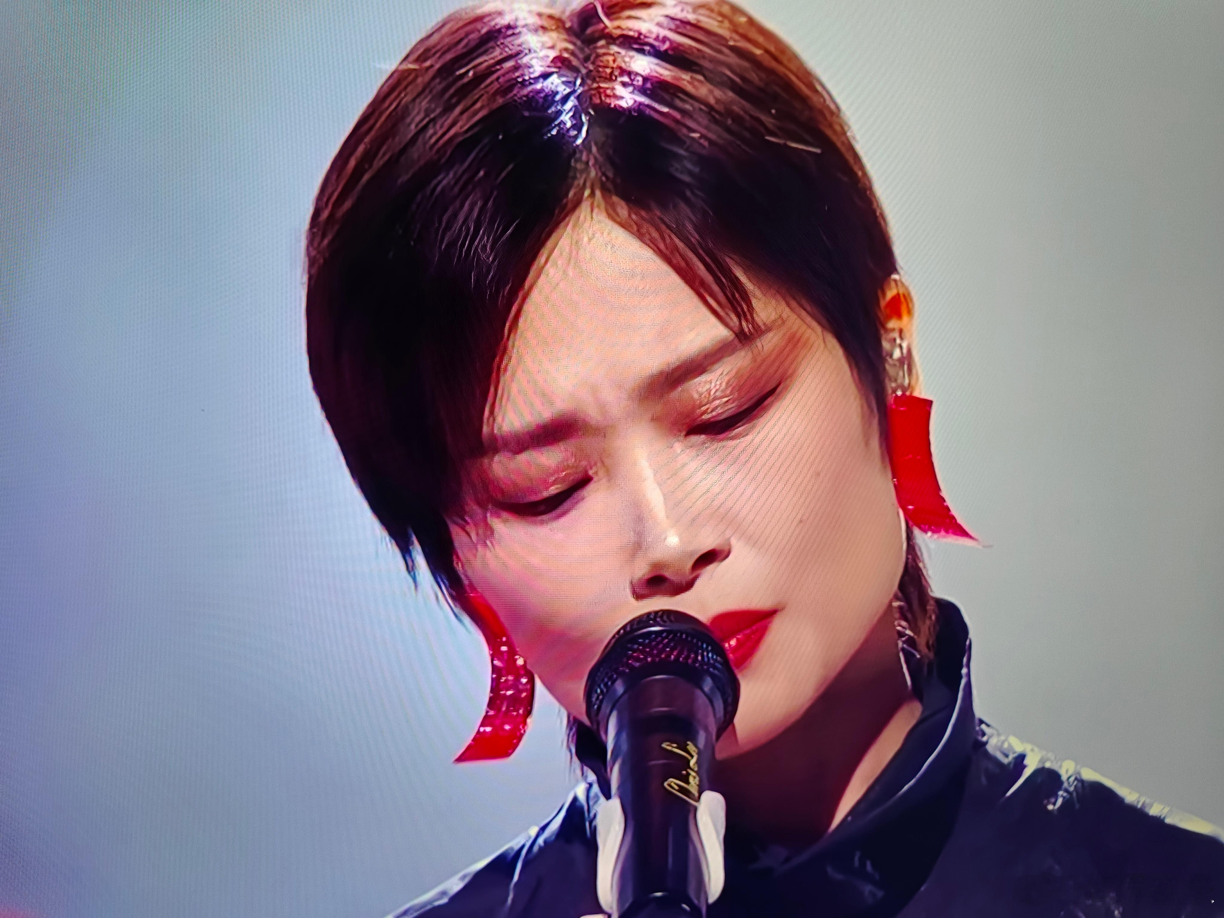 李宇春 震撼今年跨年真唱跑调比比皆是，实力派云集的江苏卫视被小沈阳女儿坑了。还有