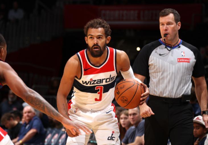 NBA常规赛，猛龙对阵奇才的比赛中，出现了非常奇葩的一幕。第四节比赛一开始，小卡