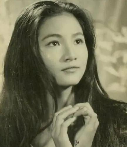 钱似莺，1909年生于上海，中国第一代武打女星，洪金宝的祖母。八岁入精武馆习武，