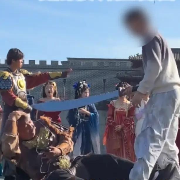 惊！河南开封清明上河园出意外了！4月10日，园内上演惊险一幕：一名饰演“金将军”