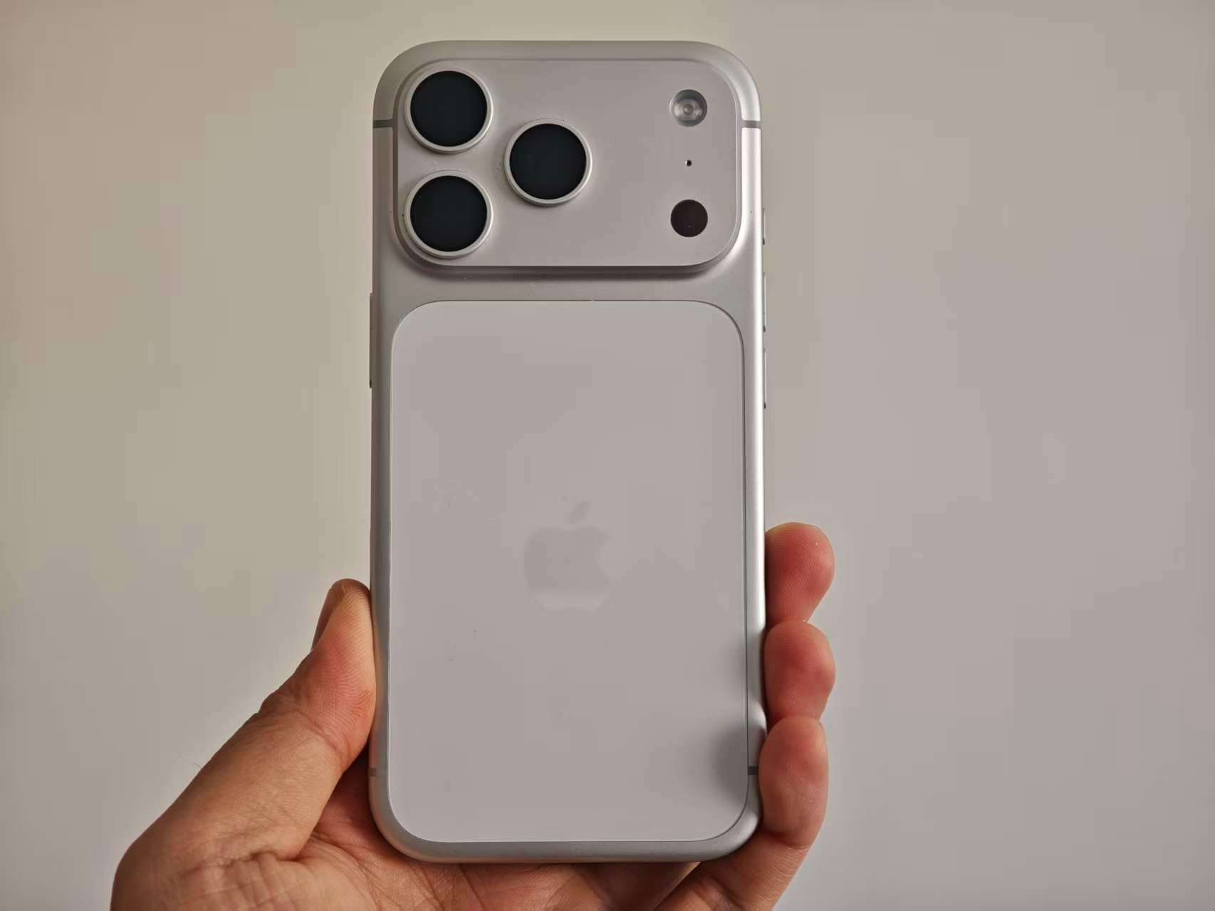 欧哥也是好起来了，居然和马斯克用同款手机！老马用的也是iPhone17 Pro，