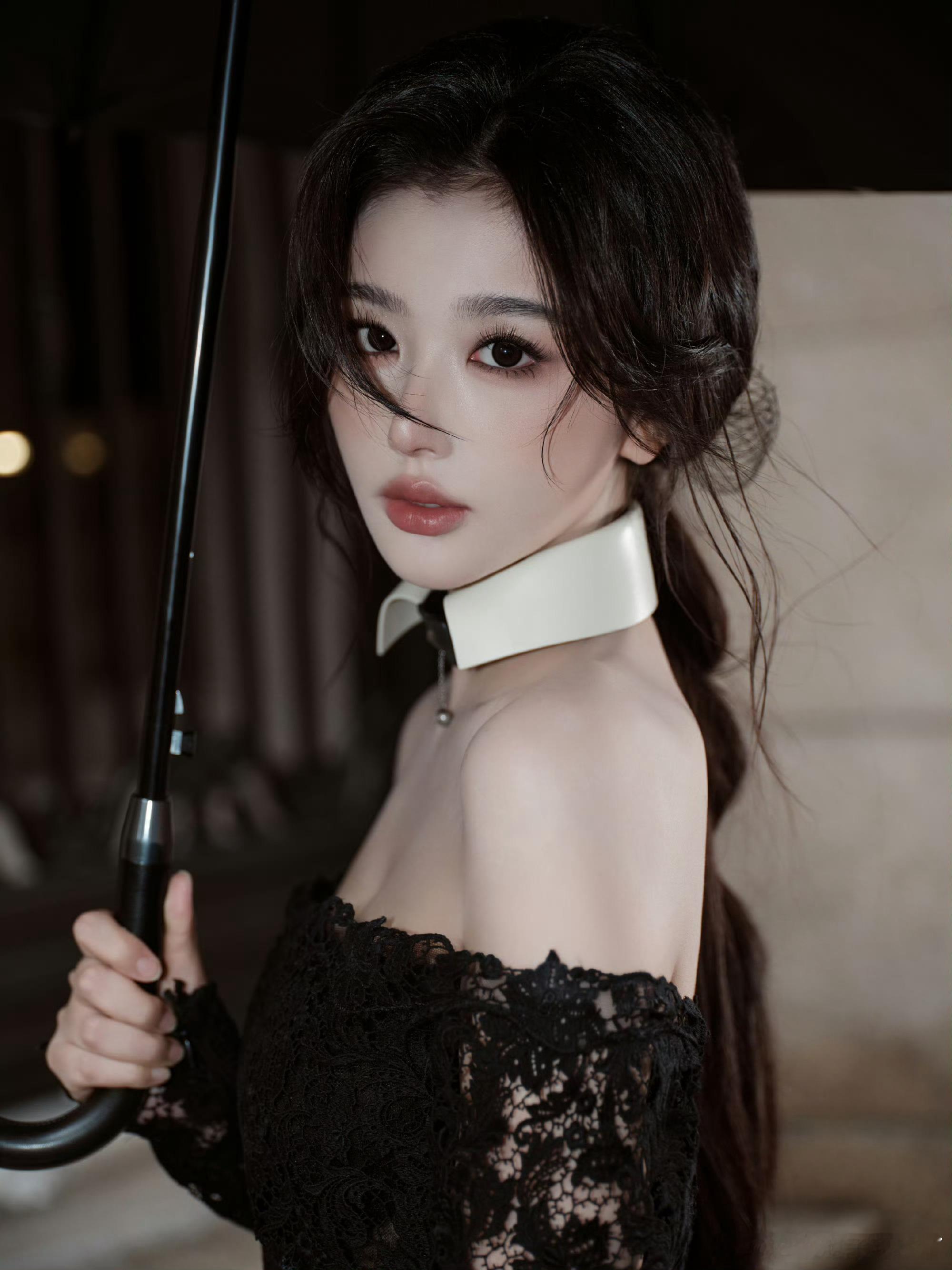 孔雪儿完全高贵黑天鹅救命！孔雪儿这身黑色蕾丝长裙，把‘高贵’两个字刻进了DNA里