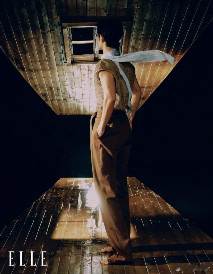 肖战这两张光脚，特别光脚背影那张真的越看越高级