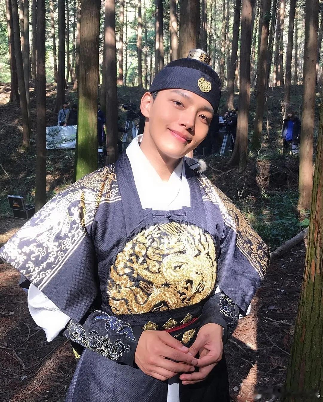 吕珍九比保镖还要壮吕珍九以前不是还蛮清秀的，现在怎么变双开门了？？ ​​​