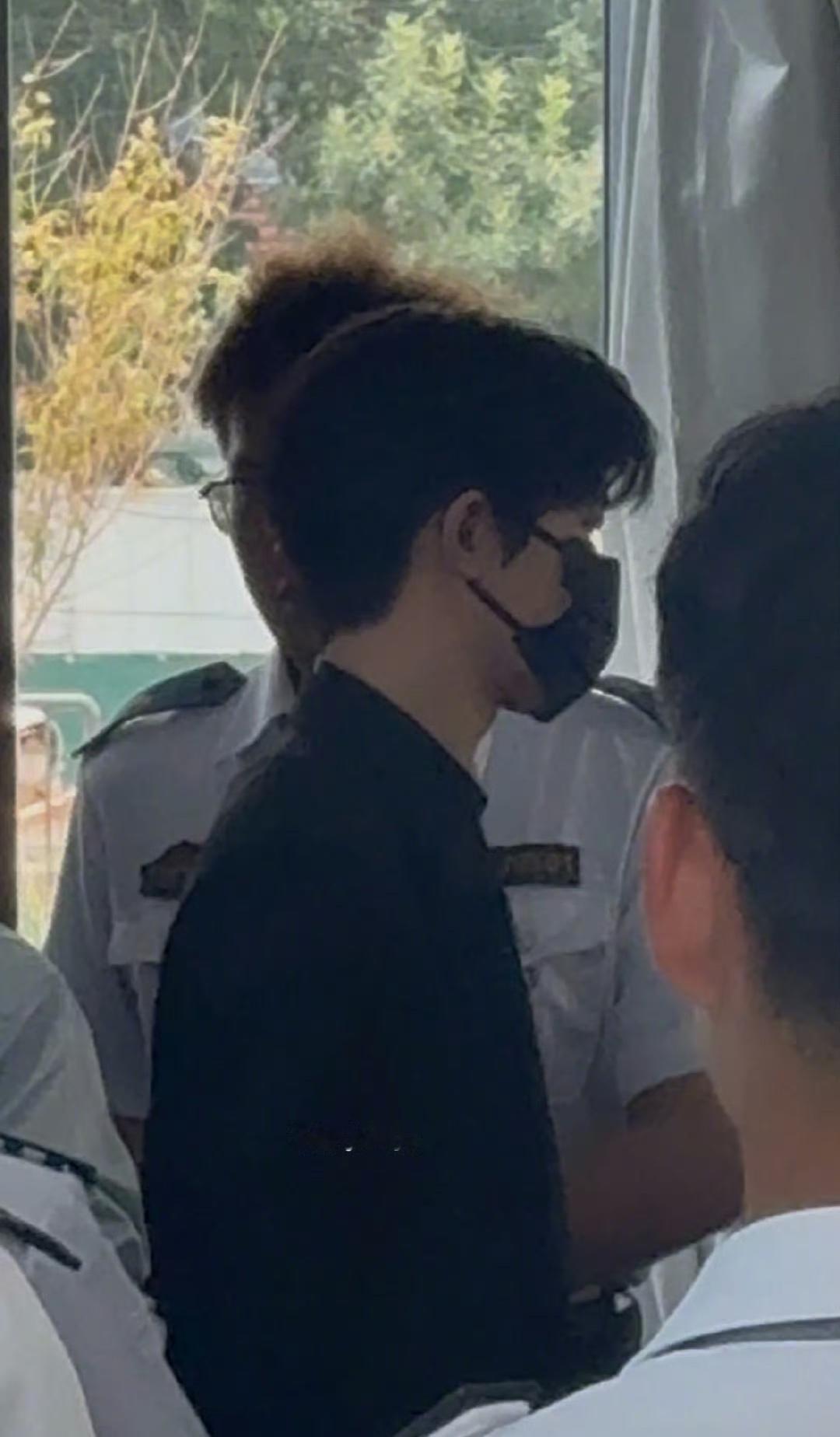 易烊千玺亮相百花奖提名仪式，好帅的西装千玺！