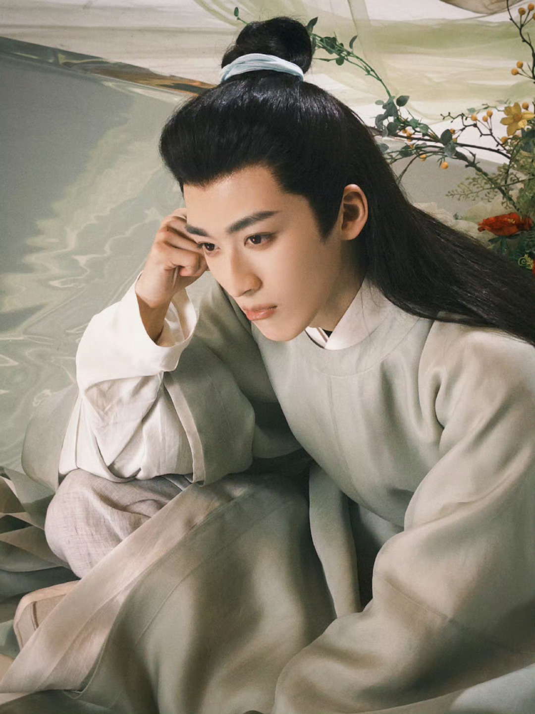 小⭐㊗️生日快乐！送何洛洛签名拍立得一张愿你在音乐与演员的路上，永远热烈、永远发
