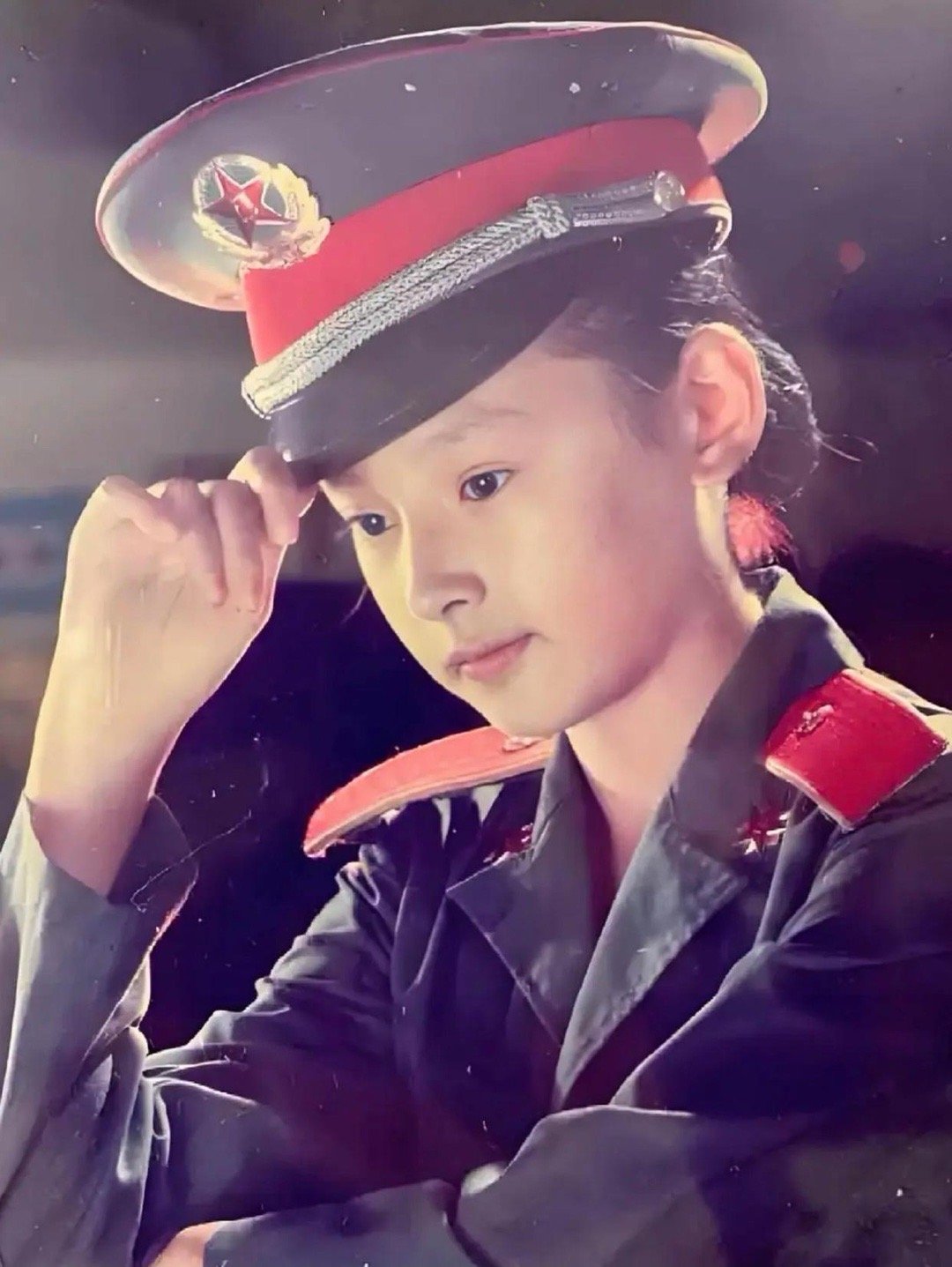 董洁少女时期当文艺兵的照片曝光，清纯、乖巧又漂亮，好绝的一个少女！ 