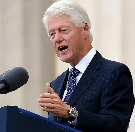 克林顿突然出来喊话，把窗户纸捅破了。

他说中国早晚要超过美国，让某些人别再装睡