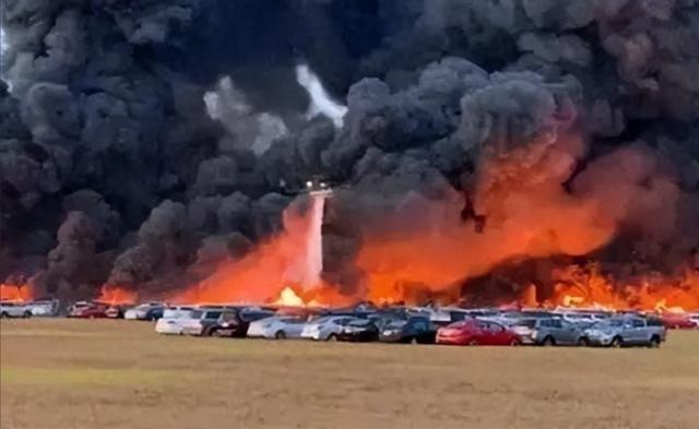 美国旧金山突发大火，特朗普连夜叫停战争，没想到竟有人趁机出手。

2026年4月