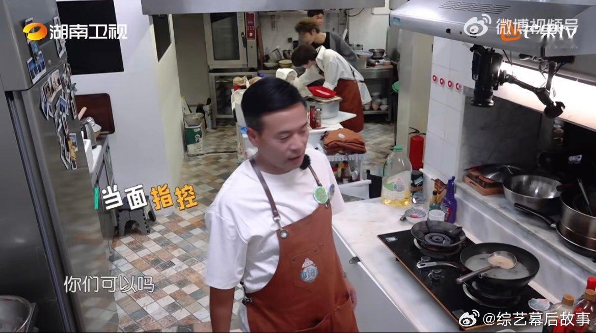 沈月吃瓜吃到自己头上中餐厅名场面 沈月边洗碗边念叨碗难刷，林大厨接话“以前有人洗