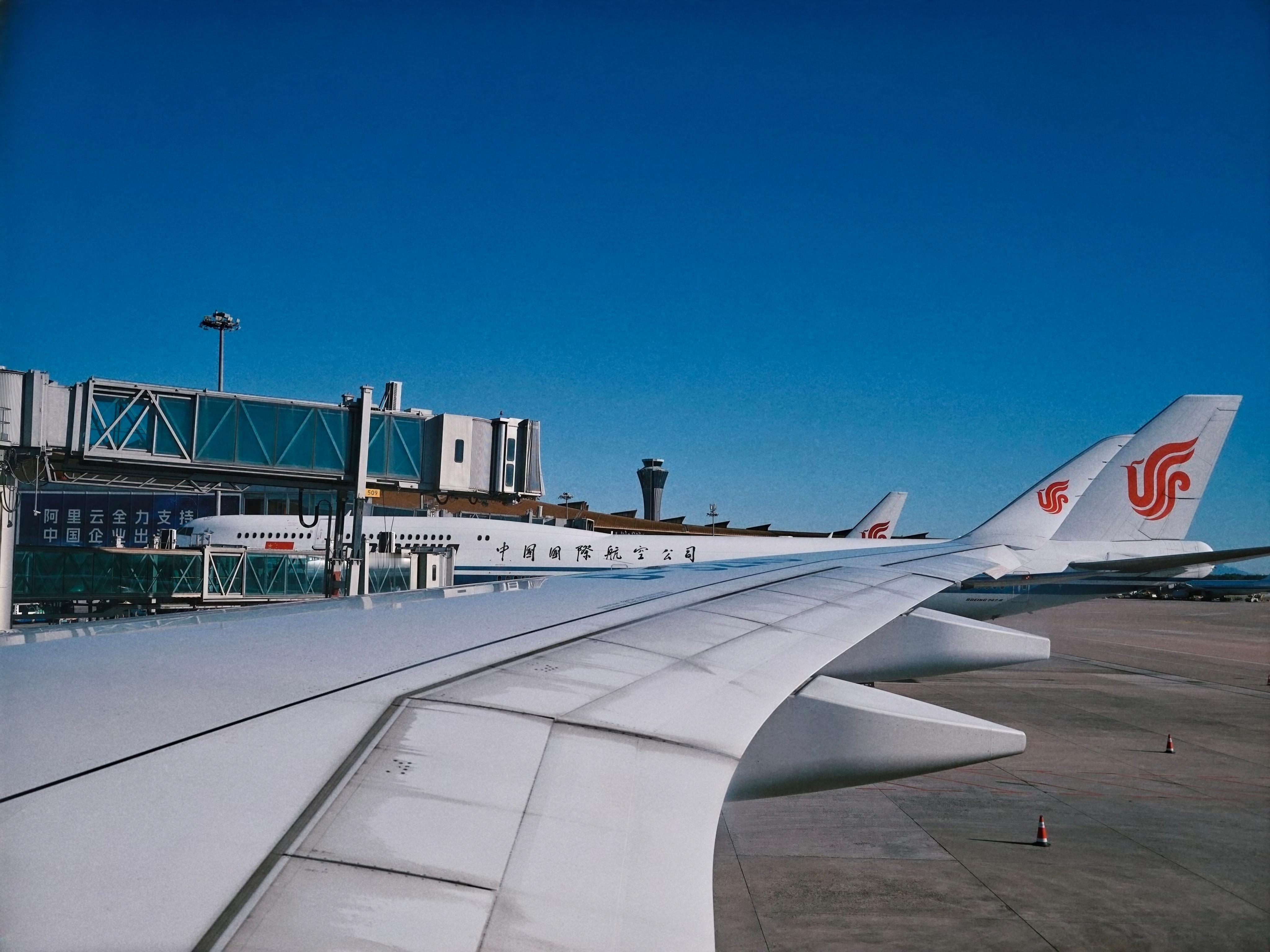 首都机场现在越来越会玩了[笑哭R][笑哭R][笑哭R]早上看航旅纵横，显示T3-