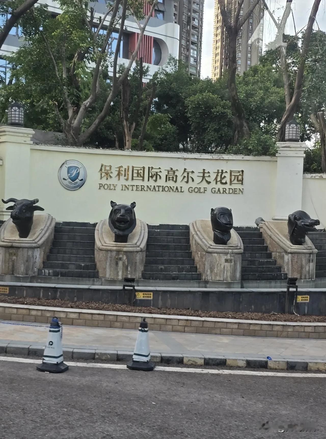 重庆一个小区门口还摆了几个假的圆明园兽首雕像 哈哈哈 搞不懂什么意思消失的圆明园