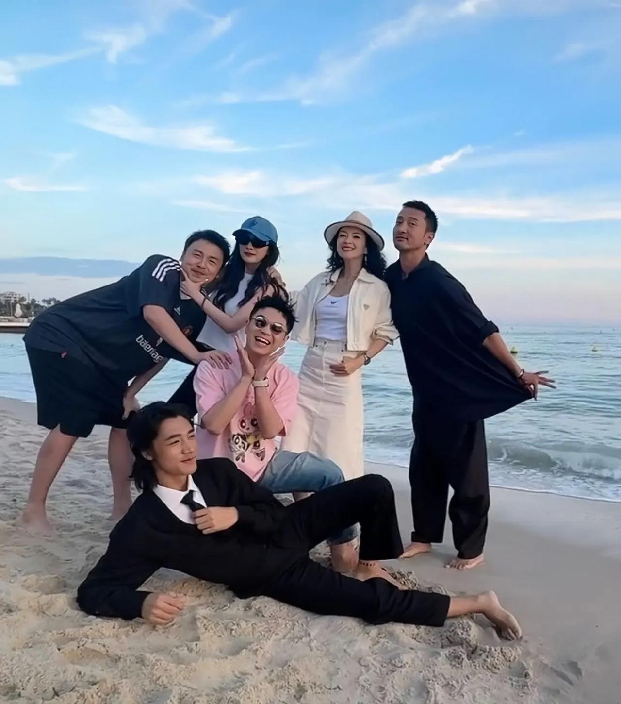 近日，章子怡在社交平台分享了一张《酱园弄》剧组在沙滩的合照，照片中她与杨幂、大鹏