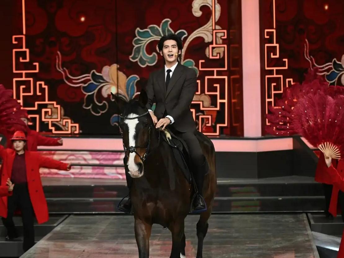 于适，不查不知道，一查才知不简单。

他不只是优秀的的男演员，还是一个厉害的骑射