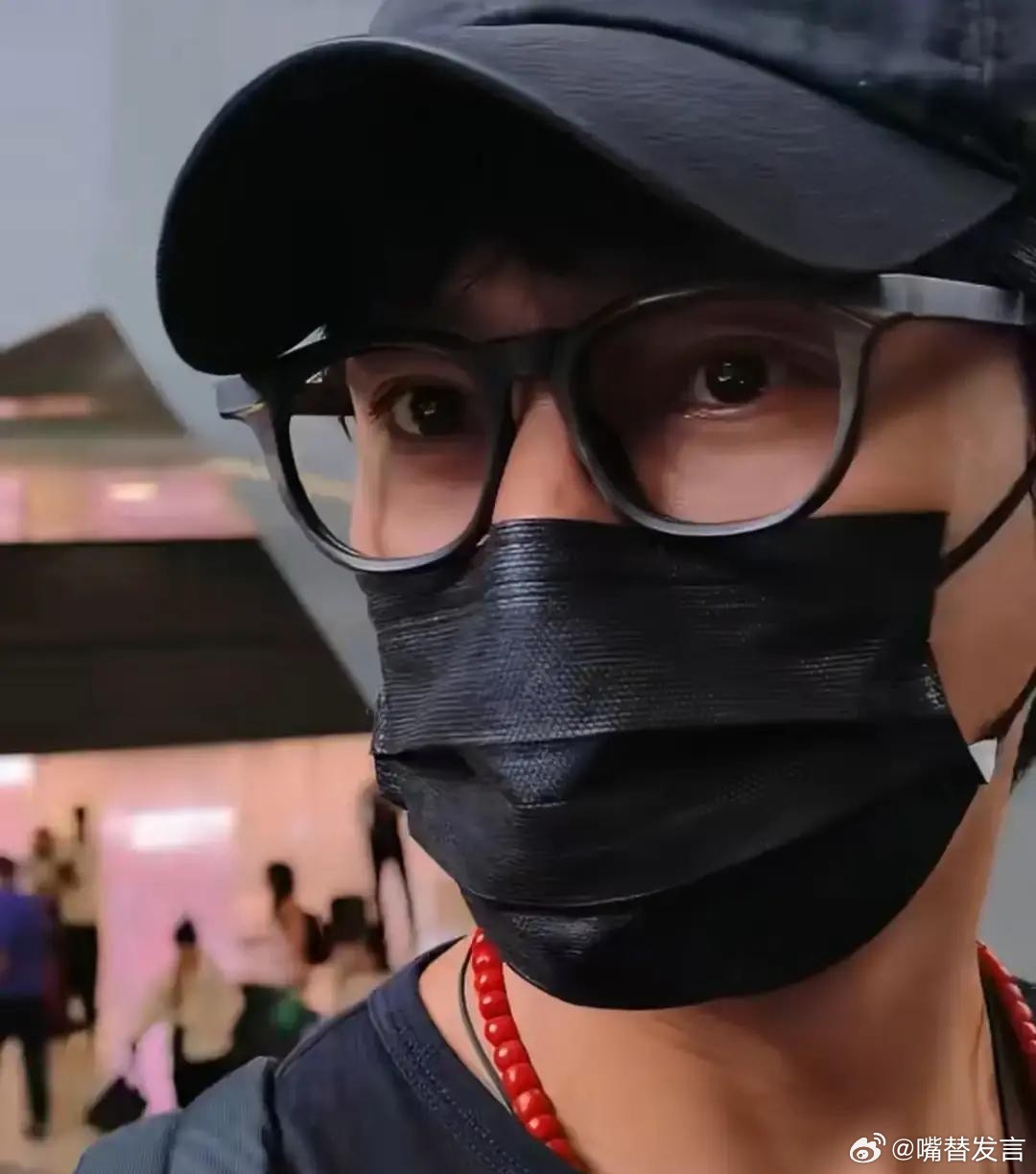 49岁陈坤，在机场对粉丝说自己“还活着呢”。 有网友把陈坤年轻时的照片和现在搬出