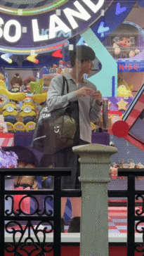 线上看物料远不如线下偶遇，大城市威尼斯人名创常有艺人光顾，挑选YOYO周边时温柔